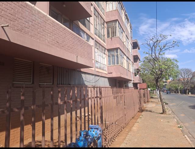 2 BEDROOM APARTMENT FOR SALE IN KEMPTON PARK CENTRAL